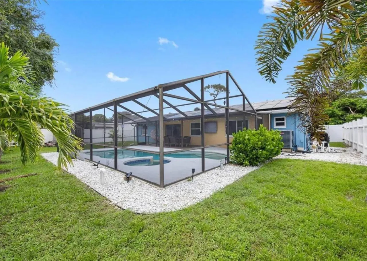 Clearwater House 3 Bedrooms-Pool